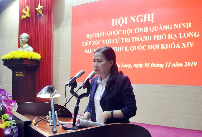 Đồng chí Đỗ Thị Lan, Trưởng đoàn ĐBQH tỉnh thông tin về hoạt động của đoàn ĐBQH tỉnh tại kỳ họp thứ 8 đến cử tri TP Hạ Long.