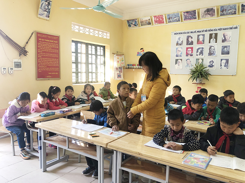Cô Lăng Thị Liễu hướng dẫn em Nình Quang Vinh trả lời bài học.