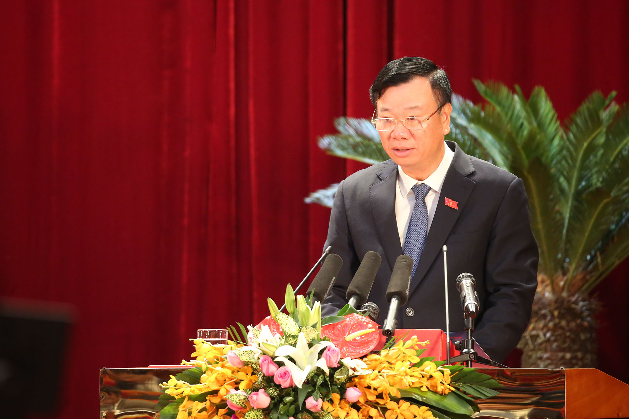 Đồng chí Nguyễn Văn Hưởng, báo cáo tại kỳ họp