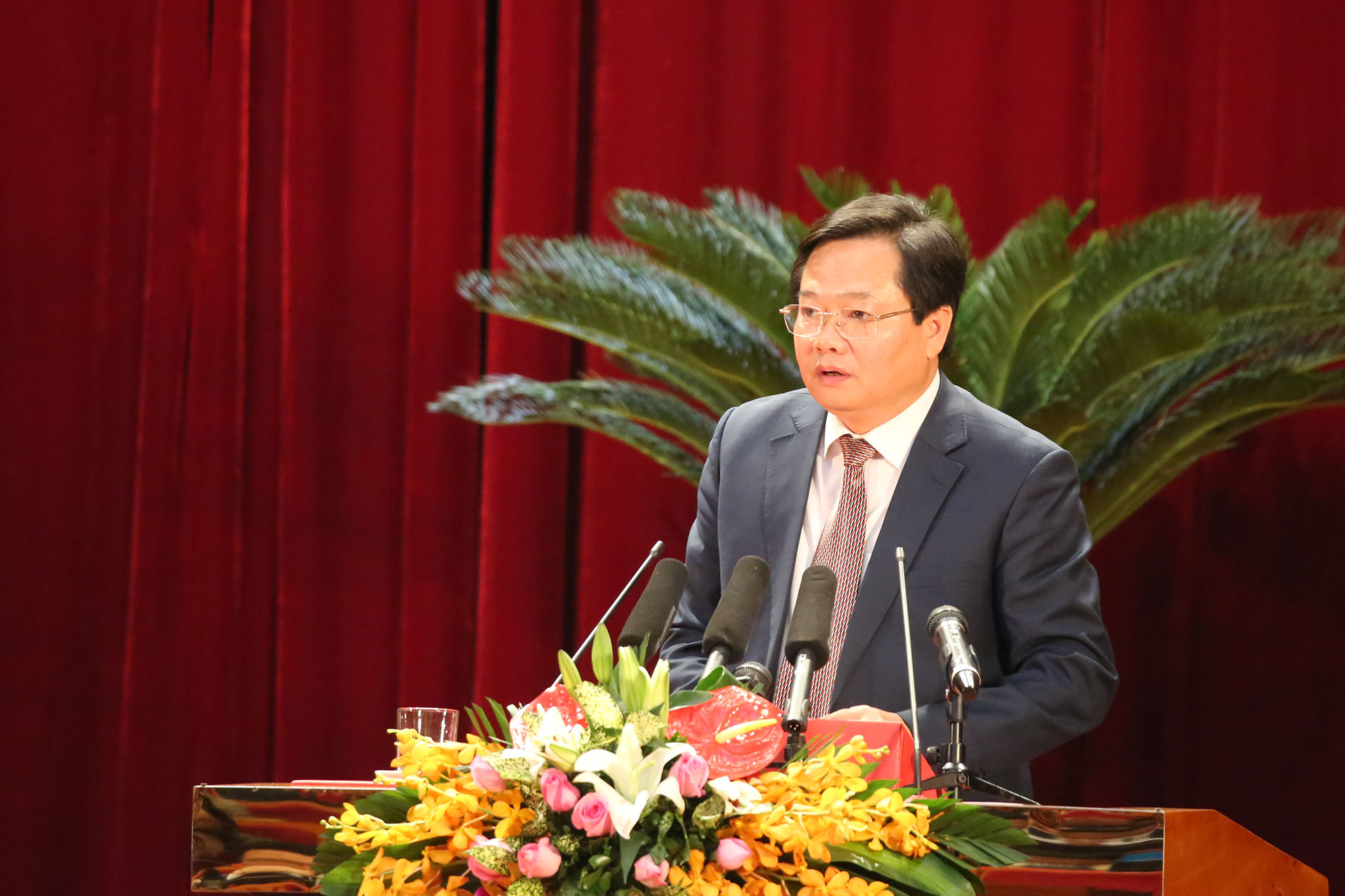 Ông Phạm Ngọc Vinh, Giám đốc Sở Tài chính trình bày tờ trình tại Kỳ họp