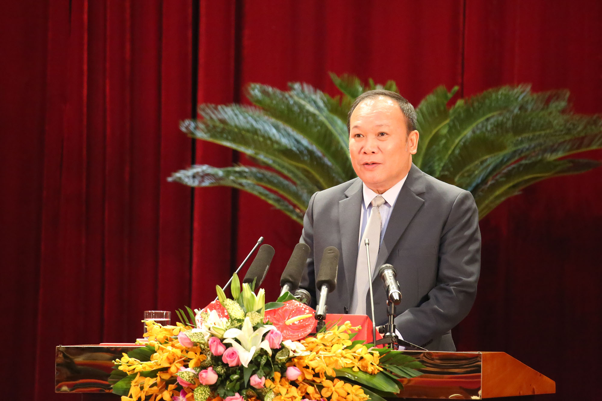 Đồng chí Nguyễn Hoài Sơn, Giám đốc Sở Lao động - Thương binh - Xã hội tỉnh, trình bày tóm tắt các tờ trình tại Kỳ họp.