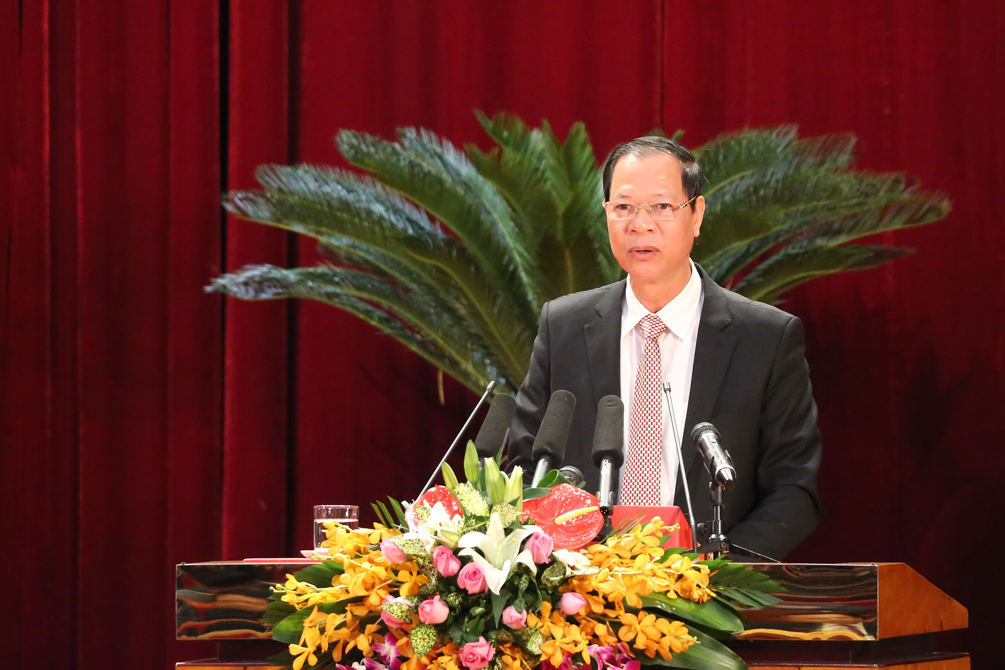 Ông Nguyễn Ngọc Thu, Giám đốc sở Tài nguyên môi trường trình bày tóm tắt tờ trình tại Kỳ họp