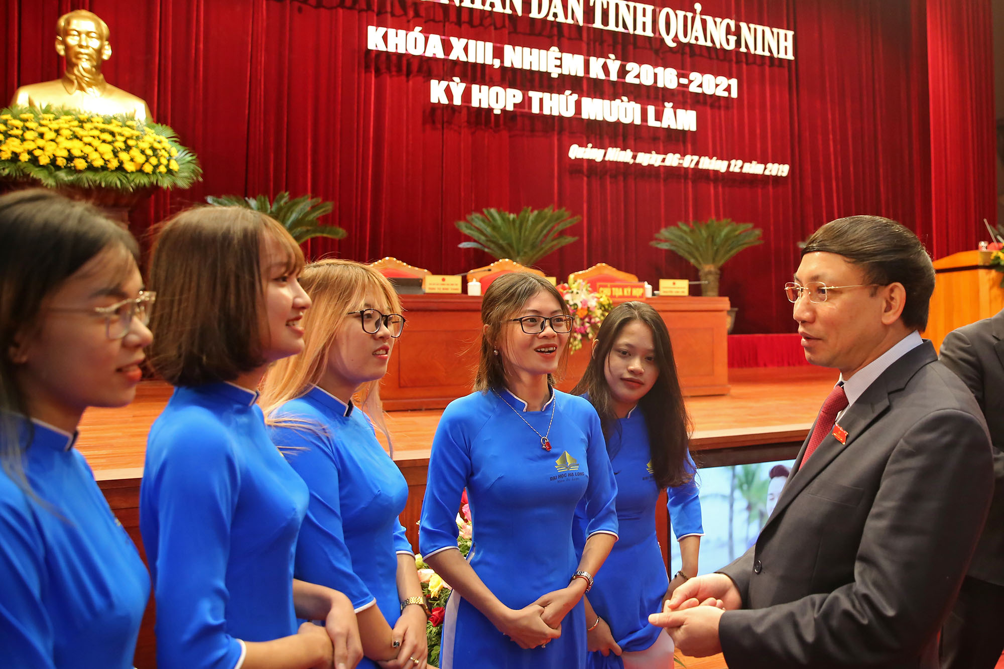 Đồng chí Nguyễn Xuân Ký, Bí thư Tỉnh ủy, Chủ tịch HĐND tỉnh troa đổi cùng các em sinh viên