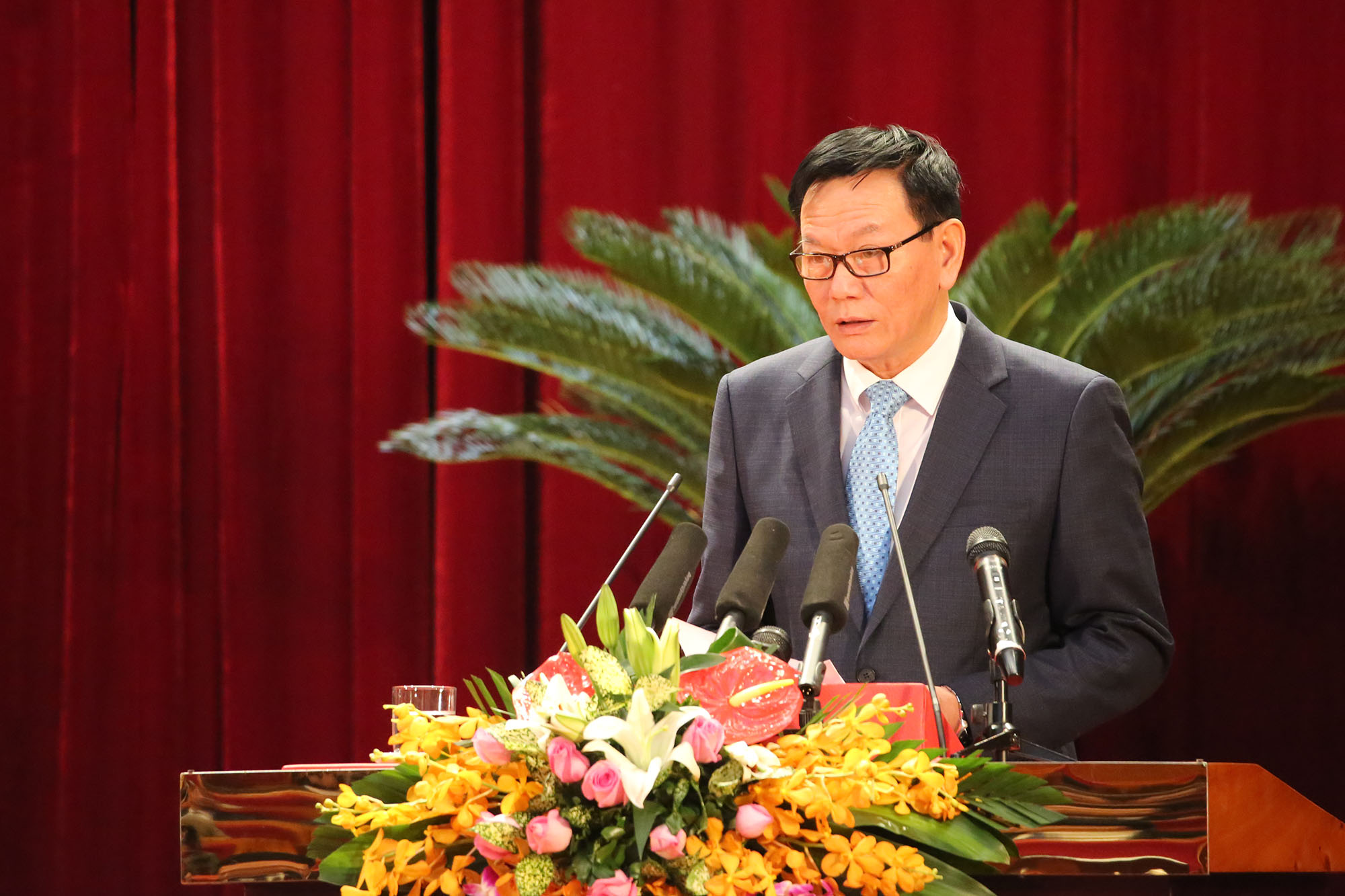 Đồng chí Nguyễn Mạnh Cường, Giám đốc Sở Xây Dựng trình bày tóm tắt các báo cáo, tờ trình
