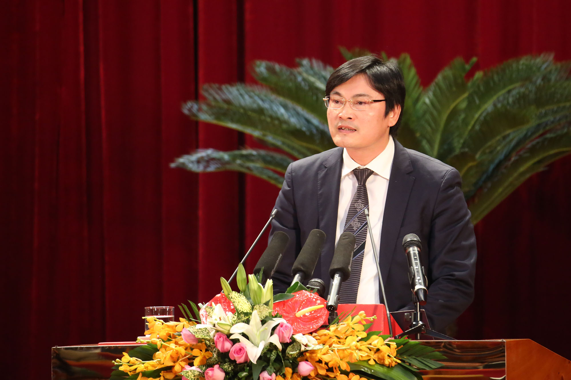 Đồng chí Nguyễn Trọng Diện, Giám đốc Sở Y tế trình bày tóm tắt các tờ trình