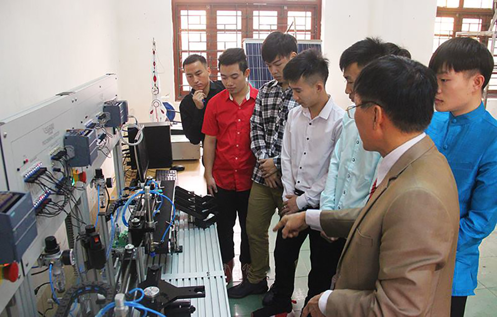 Giảng viên Trường Đại học Công nghiệp Quảng Ninh hướng dẫn sinh viên Khoa Điện thực hành.