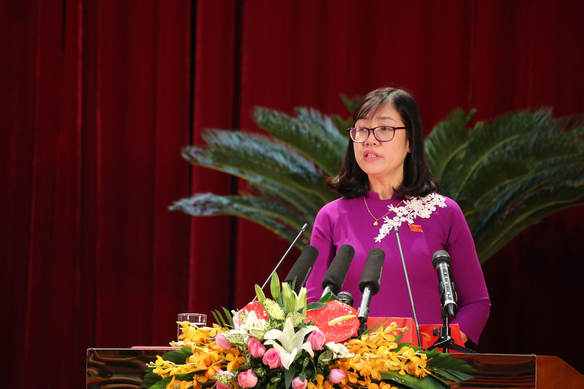 Đồng chí Nguyễn Thị Huệ, Trưởng Ban Pháp chế trình bày tóm tắt các báo cáo thẩm tra của Ban