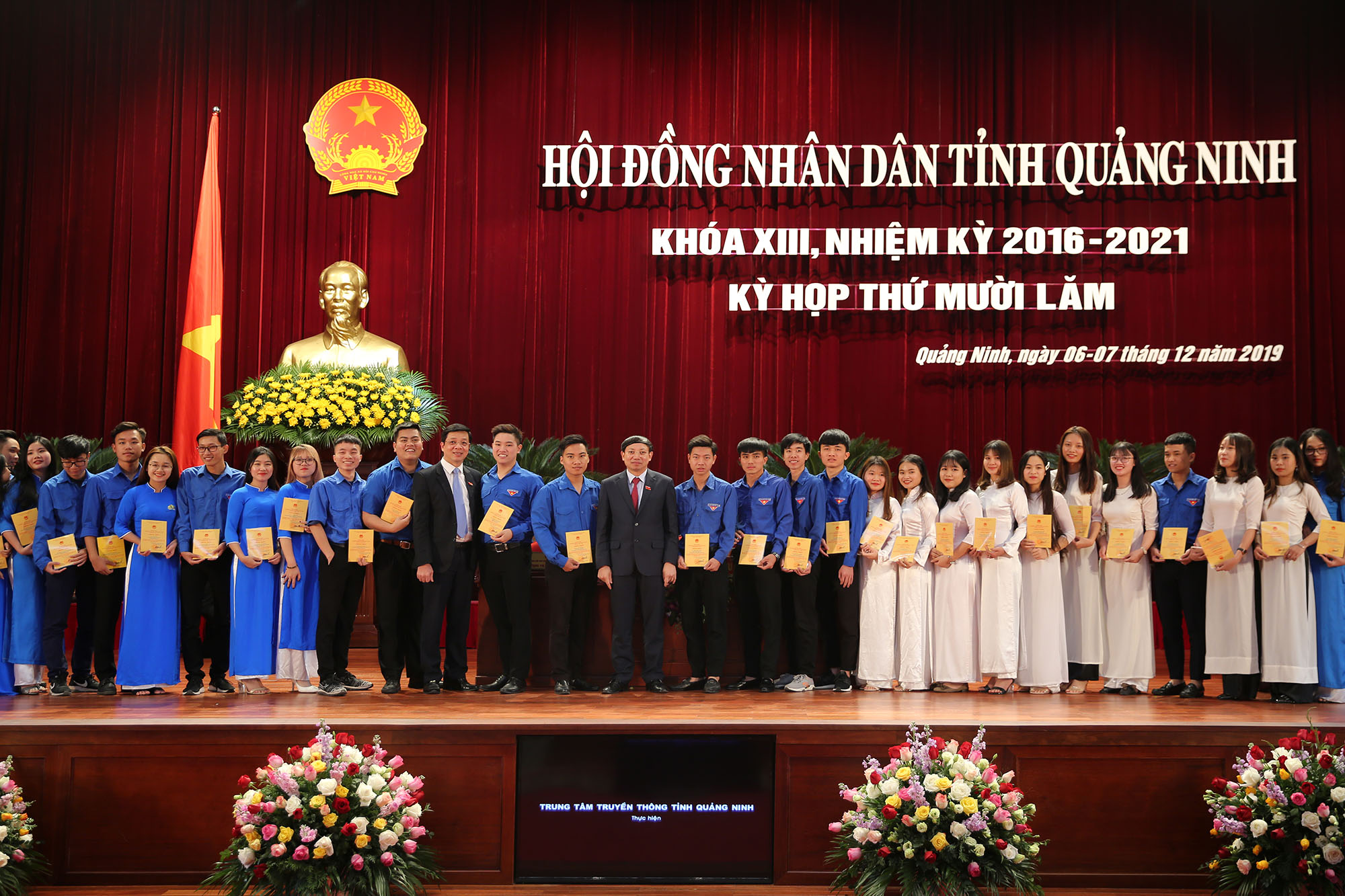 Đồng chí Nguyễn Xuân Ký, Bí thư Tỉnh ủy, Chủ tịch HĐND tỉnh, trao giấy chứng nhận cho 50 sinh viên có thành tích tiêu biểu tham dự kỳ họp.