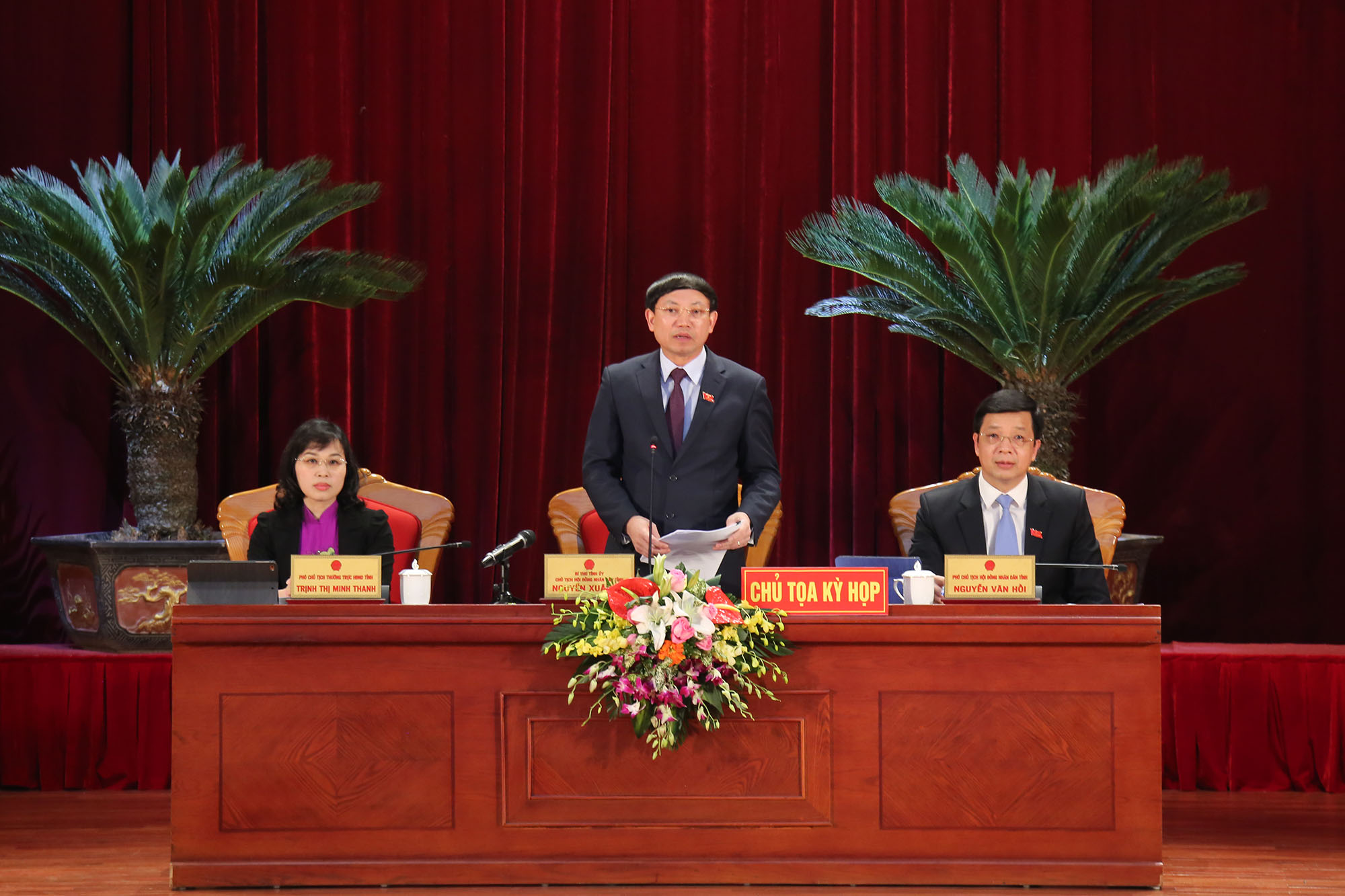 Đồng chí Nguyễn Xuân Ký, Bí thư Tỉnh ủy, Chủ tịch HĐND tỉnh điều hành phiên chất vấn.