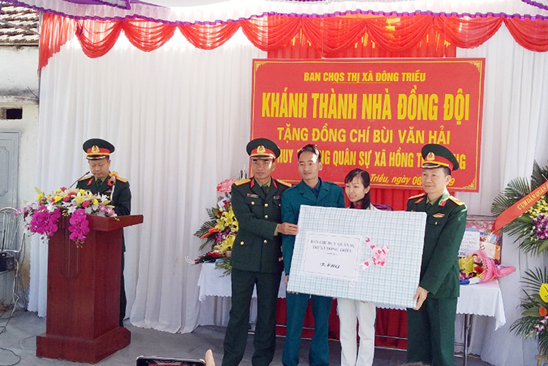 Lãnh đạo Ban CHQS thị xã Đông Triều tặng quà gia đình đồng chí Bùi Văn Hải.