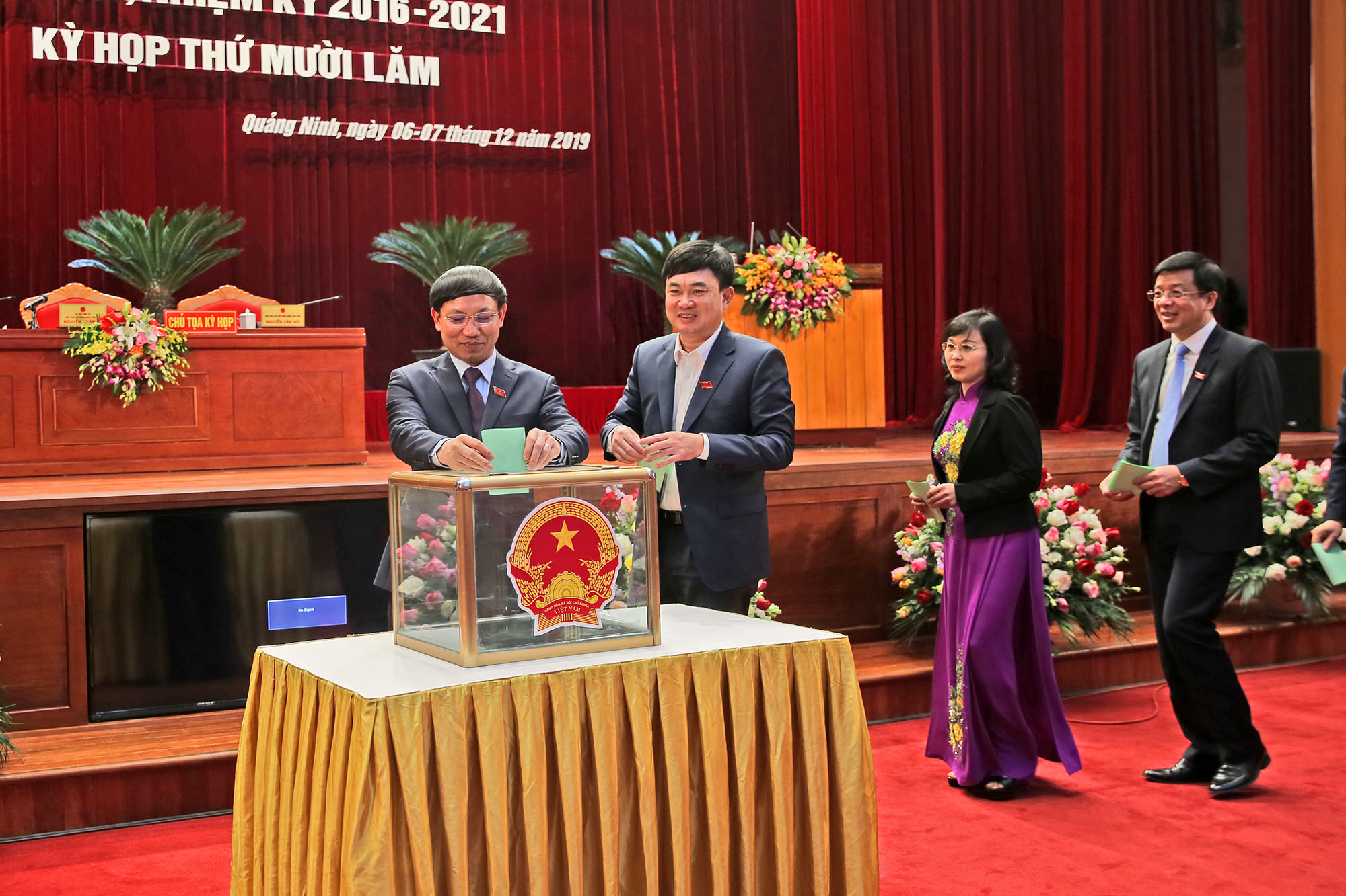 Các đại biểu thực hiện bầu cử bổ sung Ủy viên UBND tỉnh đối với ông Hoàng Bá Nam, giám đốc sở Khoa học và Công nghệ.