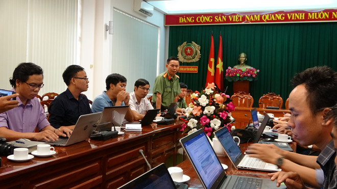 Đại tá Trần Tiến Đạt, Trưởng phòng An ninh chính trị nội bộ phát biểu tại buổi gặp gỡ báo chí