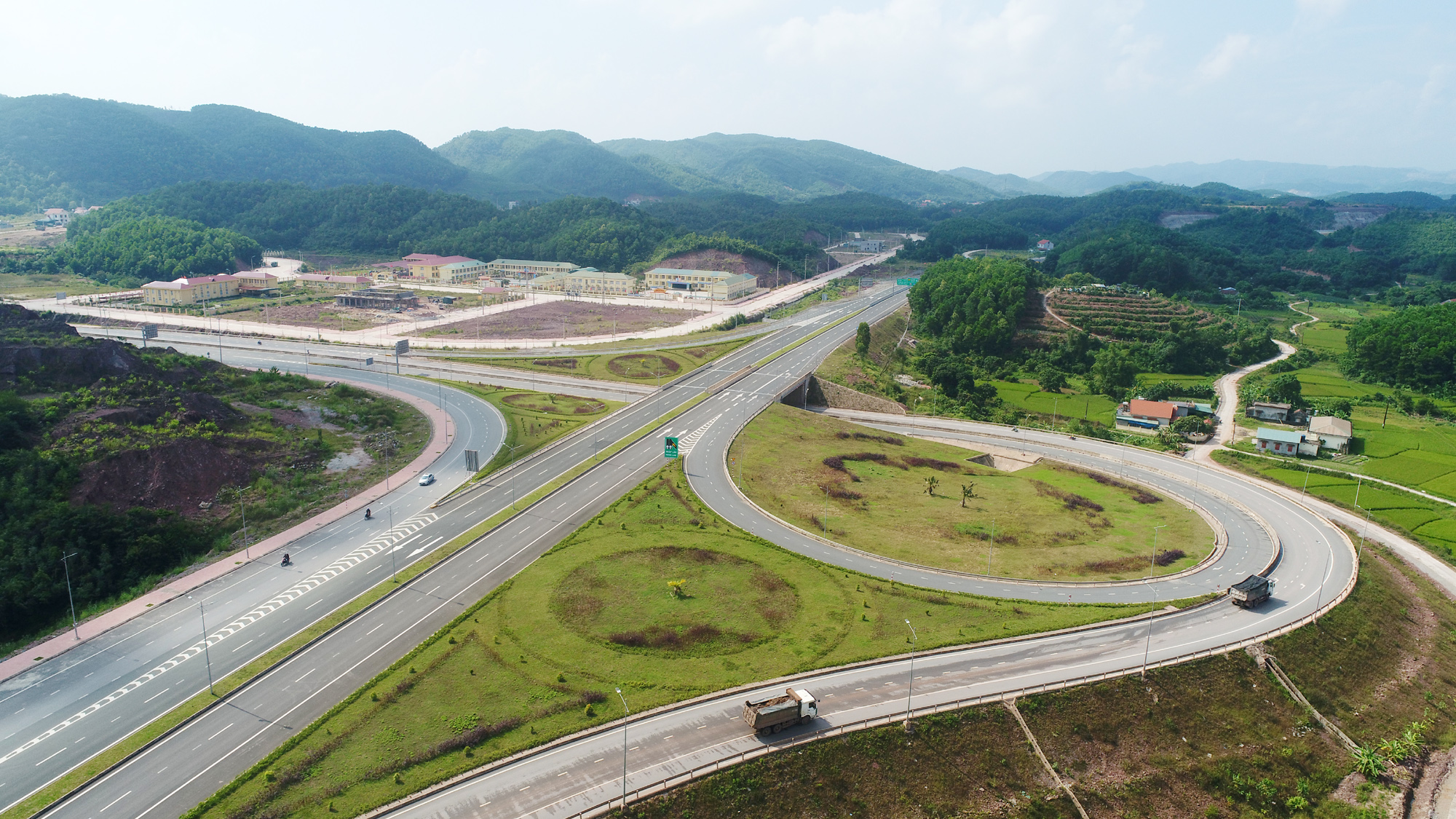 Hạ tầng giao thông kết nối trên địa bàn Vân Đồn được đầu tư đồng bộ, hiện đại (Trong ảnh: Nút giao xã Đoàn Kết trên tuyến cao tốc Hạ Long - Vân Đồn, tháng 10/2019).