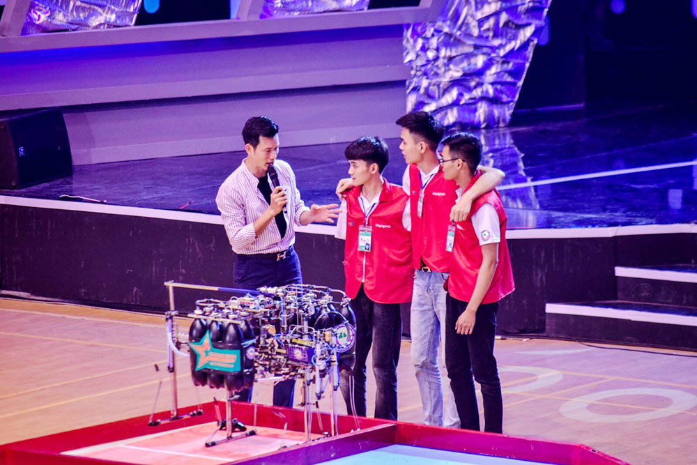 Hoàng Minh Việt, sinh viên Trường Đại học Công nghiệp Quảng Ninh (thứ 2 bên phải sang) tham gia vòng chung kết toàn quốc Cuộc thi Sáng tạo Robot Việt Nam năm 2019. (Ảnh: Nhà trường cung cấp)