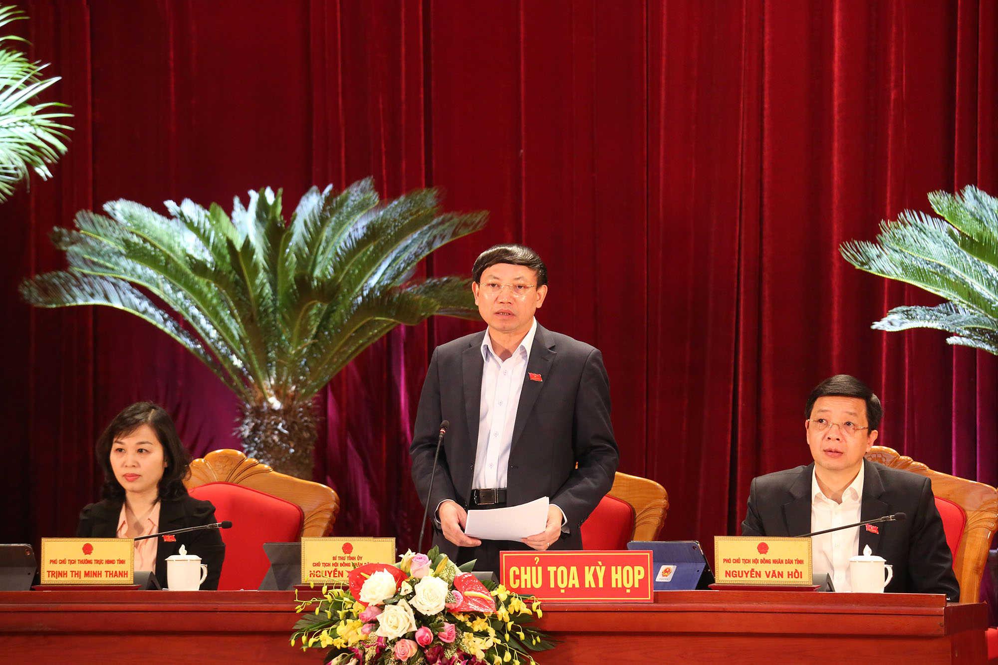 Đồng chí Nguyễn Xuân Ký, Bí thư Tỉnh ủy, Chủ tịch HĐND tỉnh, điều hành phiên thảo luận tại hội trường.