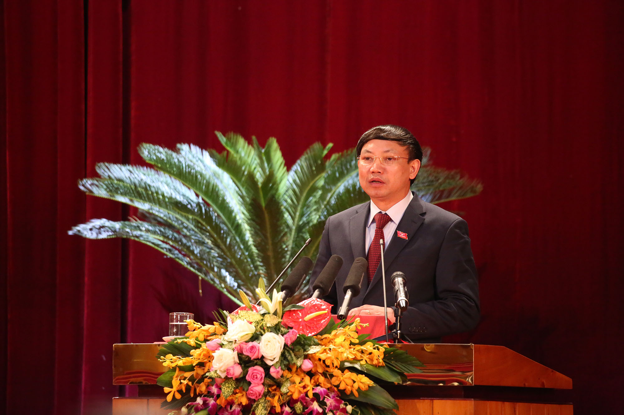 Đồng chí Nguyễn Xuân Ký, Bí thư Tỉnh ủy, Chủ tịch HĐND tỉnh phát biểu tại kỳ họp.