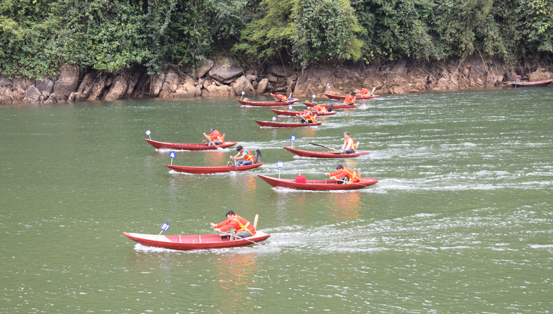 Đua thuyền trên sông Ba Chẽ tại Lễ hội Miếu Ông - Miếu Bà năm 2019