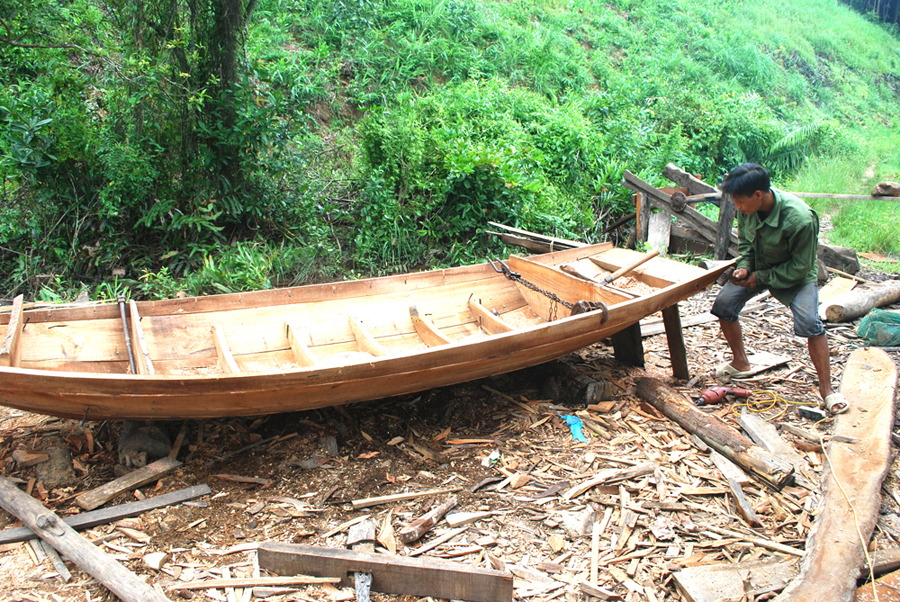 Nghề đóng thuyền độc mộc ở Làng Mới tuy nhỏ lẻ nhưng vẫn có lý do để tồn tại