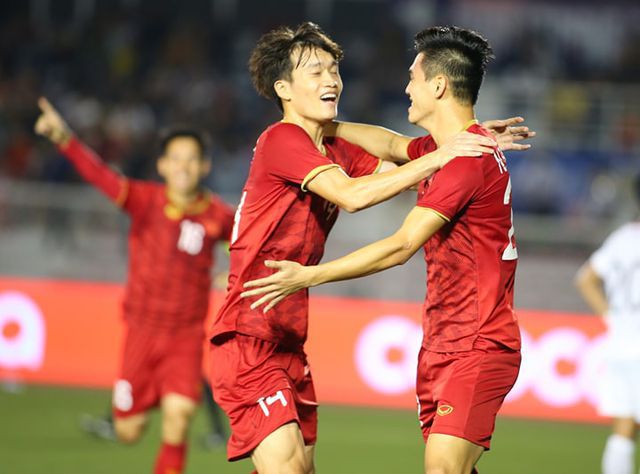 Tiến Linh và Hoàng Đức ăn mừng sau bàn thắng mở tỷ số vào lưới U22 Campuchia