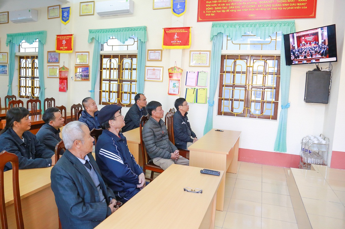 Cán bộ, đảng viên khu 4, thị trấn Trới (huyện Hoành Bồ) tập trung từ sớm tại nhà văn hóa của khu để cùng xem truyền hình trực tiếp phiên khai mạc kỳ họp HĐND tỉnh.
