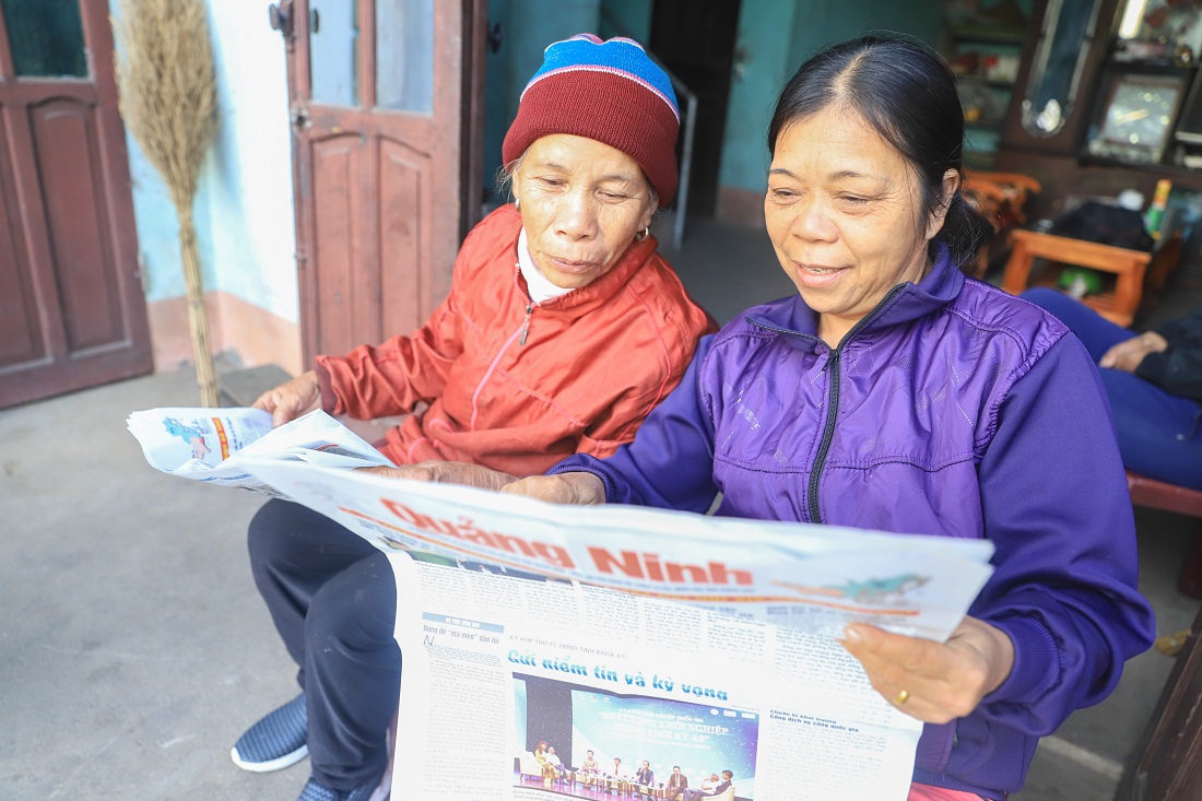 Người dân khu phố Bình Quân, thị trấn Bình Liêu (huyện Bình Liêu) theo dõi các thông tin về kỳ họp được đăng tải trên Báo Quảng Ninh.