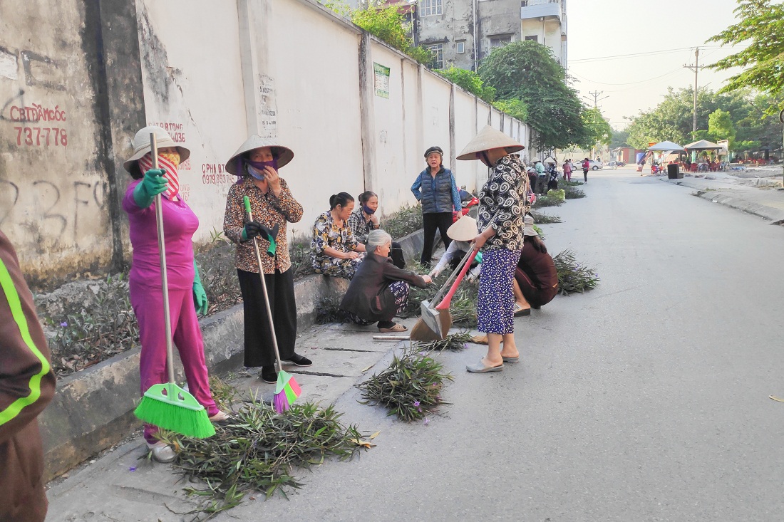 Nhân dân khu phố Hai Giếng 2, phường Cẩm Thủy (TP Cẩm Phả) duy trì đều đặn phong trào Ngày Chủ nhật xanh, chăm sóc tuyến đường hoa của khu phố.