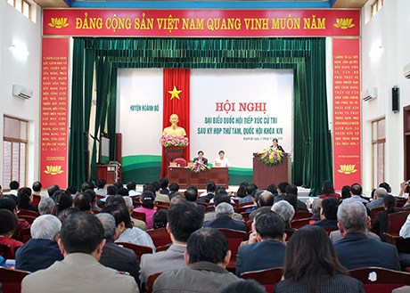 Đại biểu Quốc hội tiếp xúc cử tri tại huyện Hoành Bồ, ảnh Thu Chung