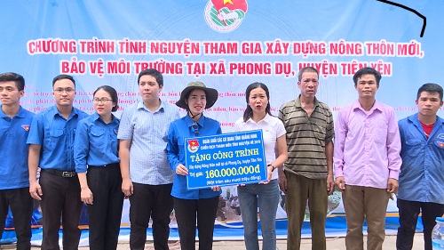 Ban Thường vụ Đoàn Khối Các cơ quan tỉnh đã phát động phong trào quyên góp được tổng số tiền 160 triệu đồng và nguồn kinh phí này được trao cho xã Phong Dụ xây dựng nông thôn mới.