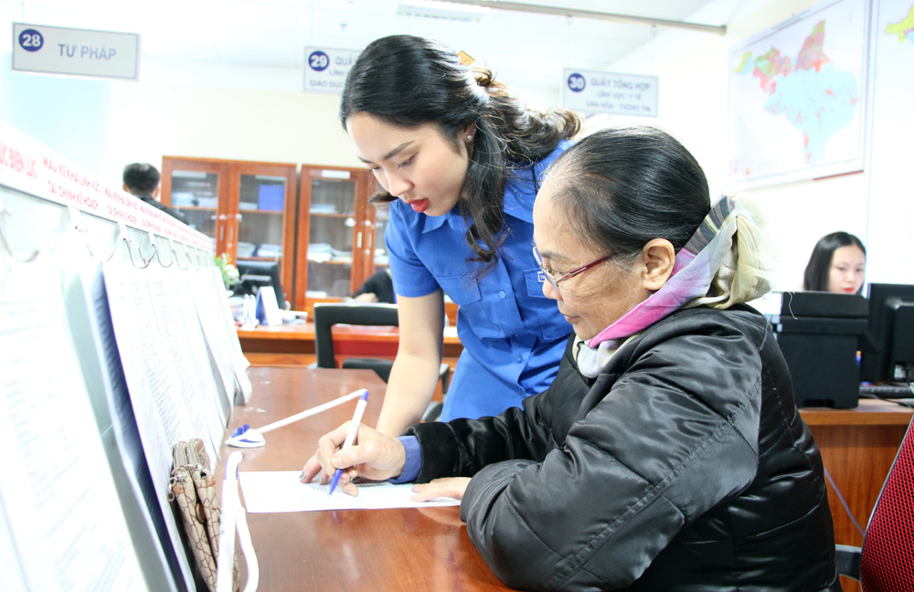 ĐVTN Thành Đoàn Hạ Long hỗ trợ người dân kê khai hồ sơ khi đến giải quyết TTHC tại Trung tâm Hành Chính công thành phố.