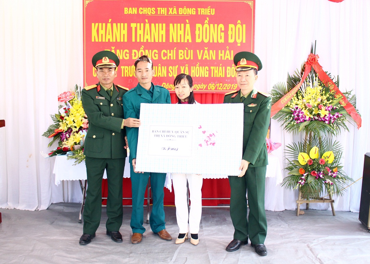 Ban CHQS TX Đông Triều ủng hộ 80 triệu đồng để hỗ trợ cho gia đình an Bùi Văn Hải, Chỉ huy trưởng Ban CHQS TX Đông Triều xây dựng nhà ở mới. 