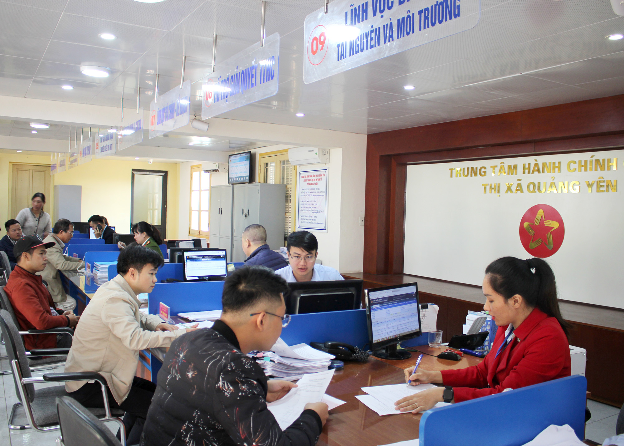 Cán bộ Trung tâm Hành chính TX Quảng Yên đang giải quyết thủ tục hành chính cho người dân, ngày 5/12/2019