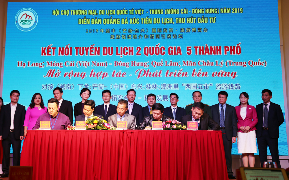 Đại diện hiệp hội du lịch của 5 địa phương: Hạ Long, Móng Cái (Việt Nam), Đông Hưng, Quế Lâm, Mãn Châu Lý (Trung Quốc) ký kết biên bản ghi nhớ.