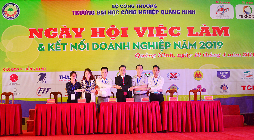 Trường Đại học Công nghiệp Quảng Ninh tổ chức ngày hội việc làm kết nối doanh nghiệp năm 2019.