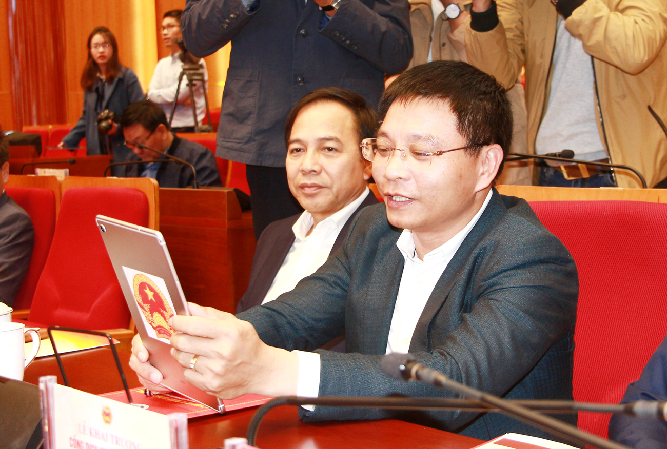 Đồng chí Nguyễn Văn Thắng, Chủ tịch UBND tỉnh, ký cam kết điện tử thực hiện hiệu quả Cổng dịch vụ công quốc gia.