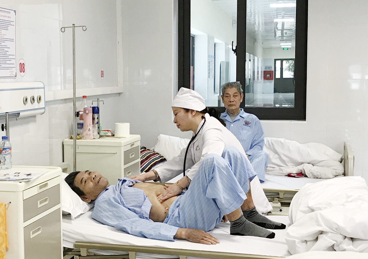 Bác sĩ Nguyễn Thị Thoa đang khám cho người bệnh.  Bác sĩ Nguyễn Thị Thoa đang khám cho người bệnh