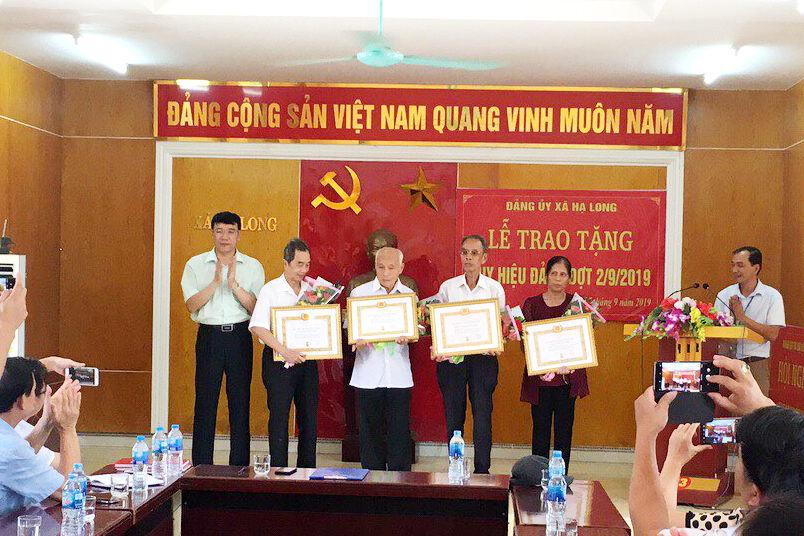 Đồng chí Tô Xuân Thao, Bí thư Huyện ủy Vân Đồn, trao Huy hiệu Đảng đợt 2/9/2019 cho các đảng viên xã Hạ Long.