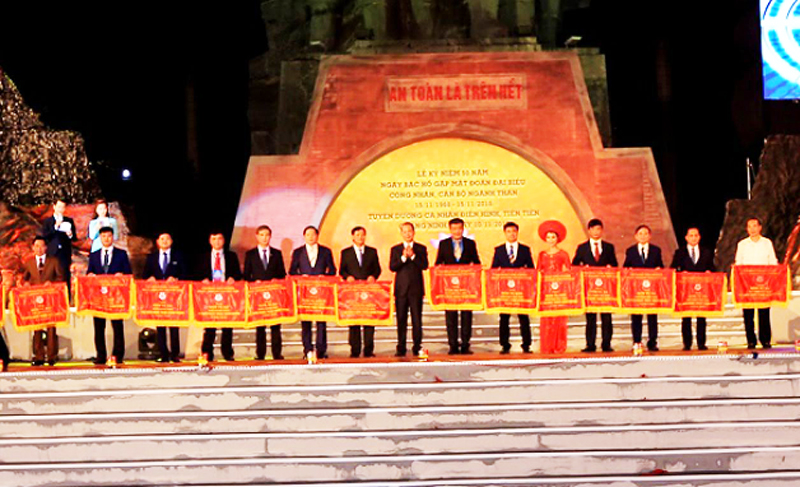 Tháng 11 vừa qua, dưới chân tượng đài công nhân tại quảng trường 12/11, Tập đoàn TKV đã tổ chức khén thưởng những công nhân tiêu biểu