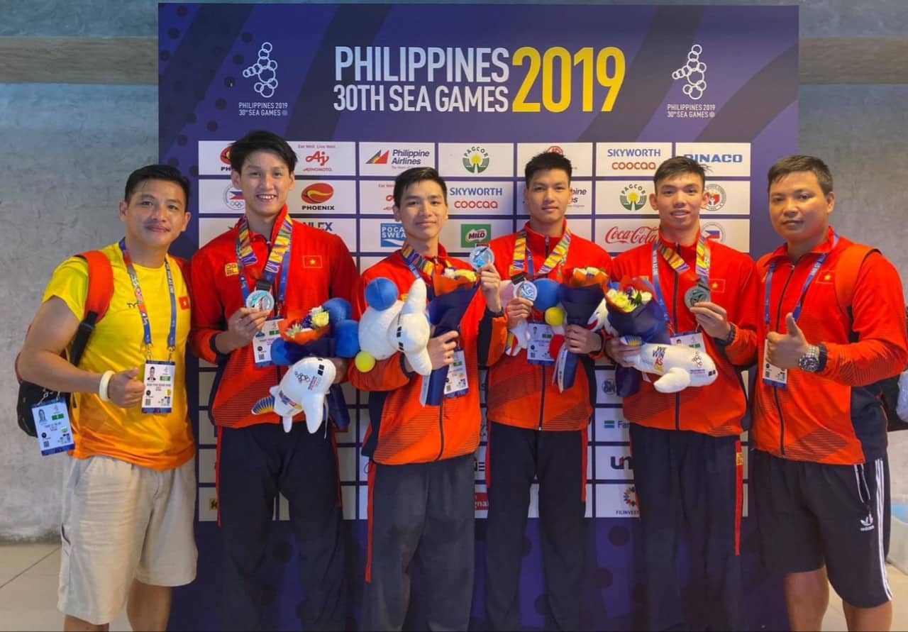 VĐV Ngô Đình Chuyền (thứ 3, phải sang) cùng các thành viên đội bơi Việt Nam đoạt HCB cự ly 4x200m.