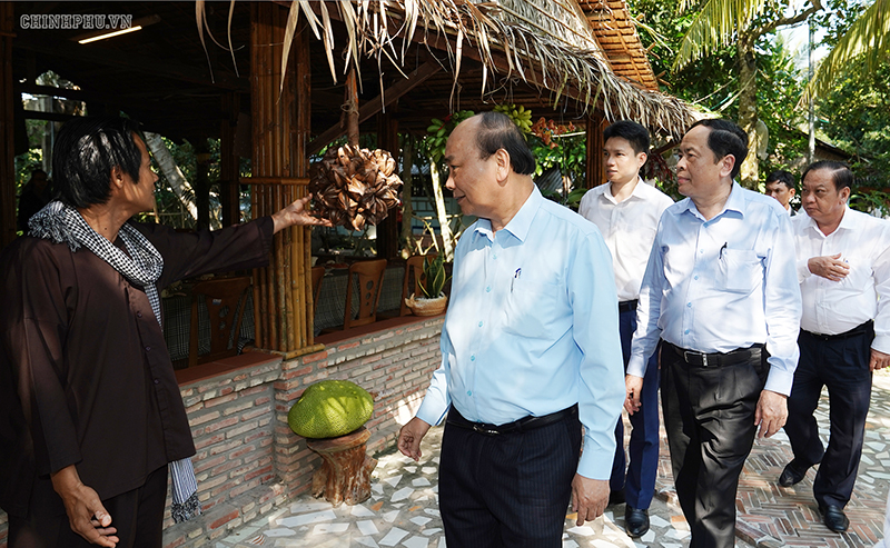 Thủ tướng thăm một mô hình sinh thái miệt vườn của nông dân tại xã Phong Điền. Ảnh: VGP/Quang Hiếu