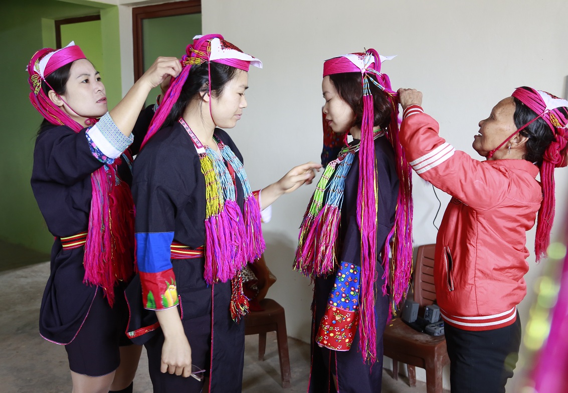 Người dân thôn Khe Lẹ, xã Hà Lâu (Tiên Yên) sửa soạn quần áo, chuẩn bị đón chào năm mới Canh Tý 2020.