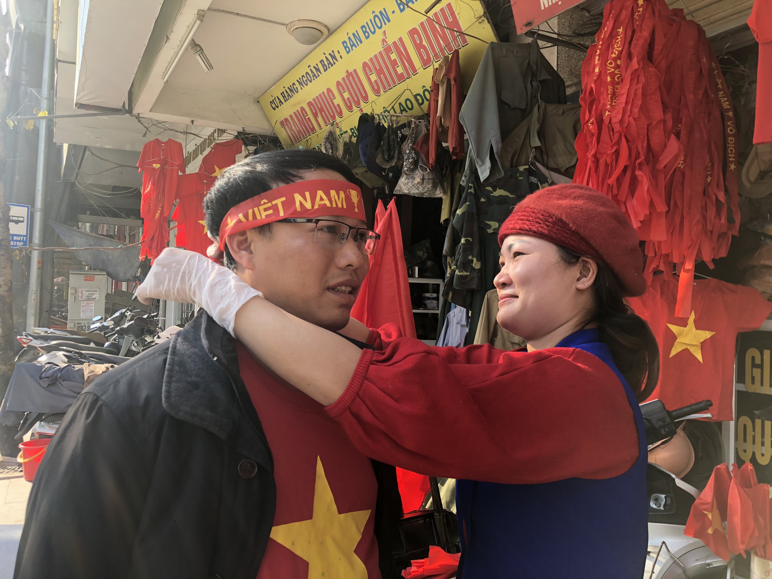 Ngay từ buổi chiều, nhiều cổ động viên đã mua băng rôn, cờ để chuẩn bị cổ vũ cho đội tuyển U22 Việt Nam đá trận chung kết.