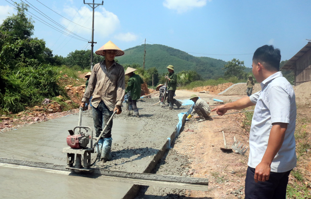 Người dân xã Kỳ Thượng (TP Hạ Long) tham gia xây dựng đường giao thông nông thôn.