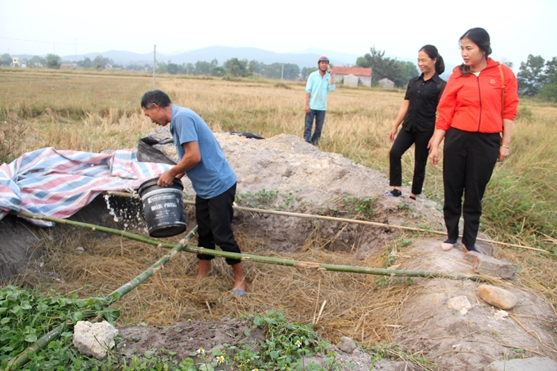 Chủ tịch Hội Phụ nữ xã Hải Đông hướng dẫn người dân ủ phân hữu cơ