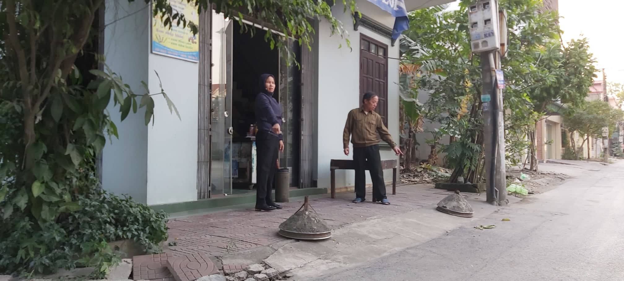 Nhà ông Trần Văn Đến phải chặn hai cục bê tông hai bên để tránh xe va vào nhà.