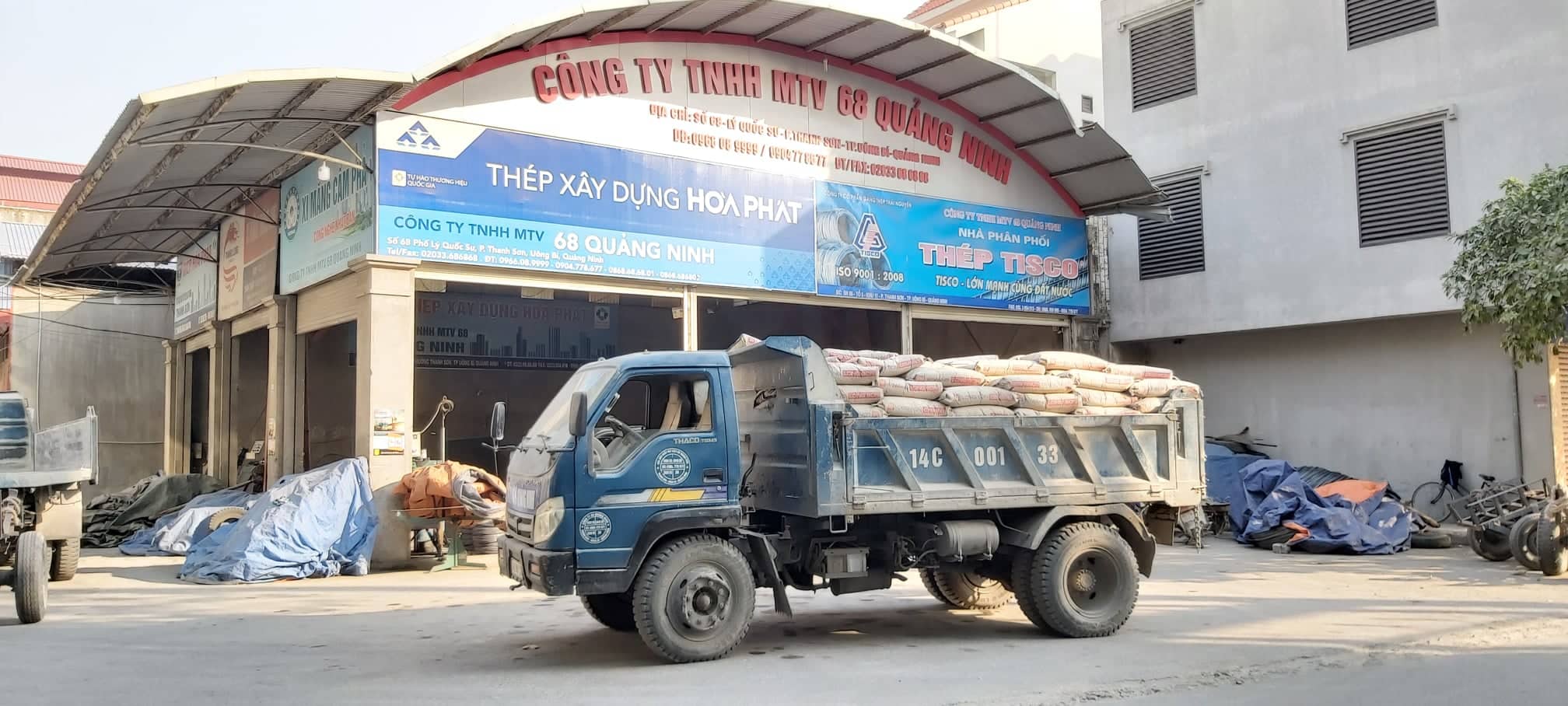 Những chiếc xe tải của Công ty TNHH MTV 68 Quảng Ninh thường xuyên ra vào lấy xi măng từ bãi tập kết trong khu dân cư.