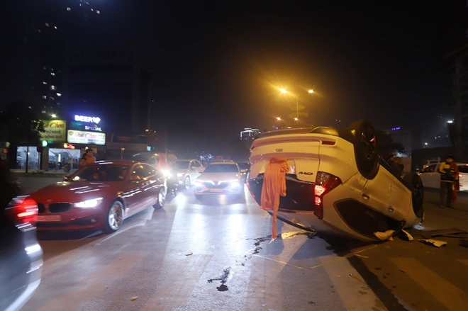 Thông tin ban đầu, vụ tai nạn xảy ra vào khoảng 21h15 tối 12-10 trên phố Phạm Văn Bạch (quận Cầu Giấy, Hà Nội) giữa xe ô tô Honda CRV BKS: 30E-636.01 với một xe tải trên đường.