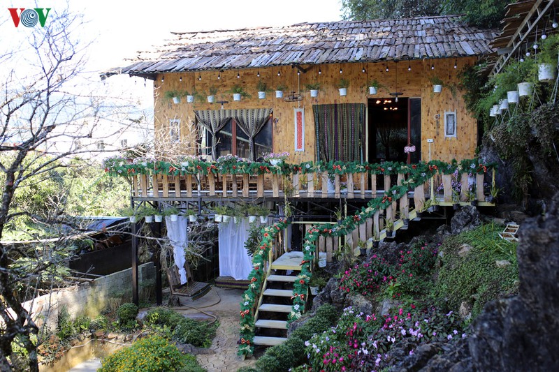 Quán cafe nhỏ tự phục vụ ngay cạnh sườn núi là điểm nghỉ chân cho các du khách.