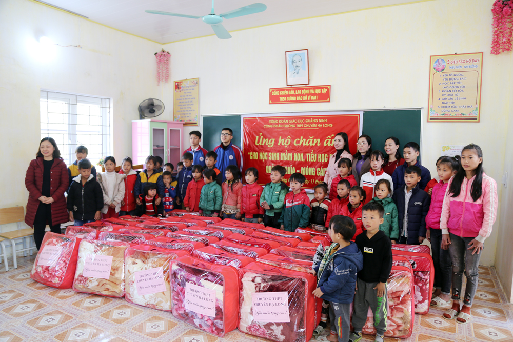 34 chăn ấm, 34 mũ len và tất chân được trao tặng cho học sinh điểm trường mầm non, tiểu học Nga Bát, xã Quảng Nghĩa, TP Móng Cái. 