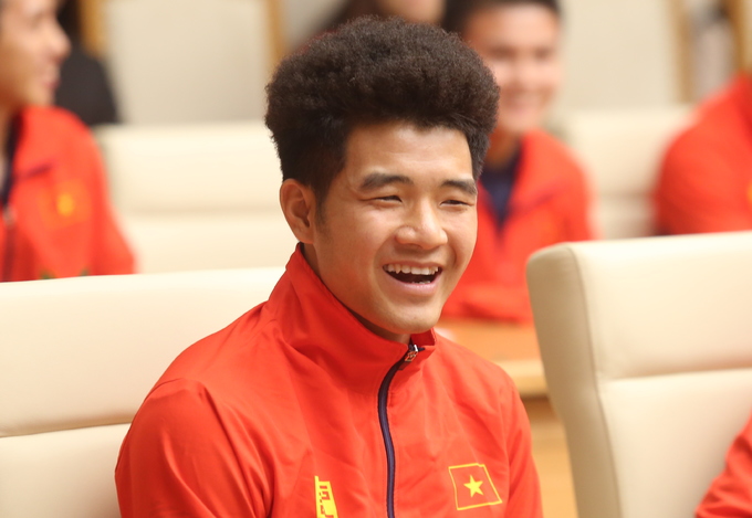 Hà Đức Chinh cười tươi khi nghe bầu Hiển - Chủ tịch tập đoàn T&T chia sẻ tình yêu với bóng đá.