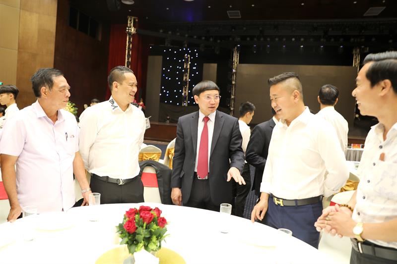 Đồng chí Nguyễn Xuân Ký, Bí thư Tỉnh ủy, Chủ tịch HĐND tỉnh, trao đổi với doanh nghiệp tại Hội nghị gặp gỡ doanh nghiệp quý III-2019. 